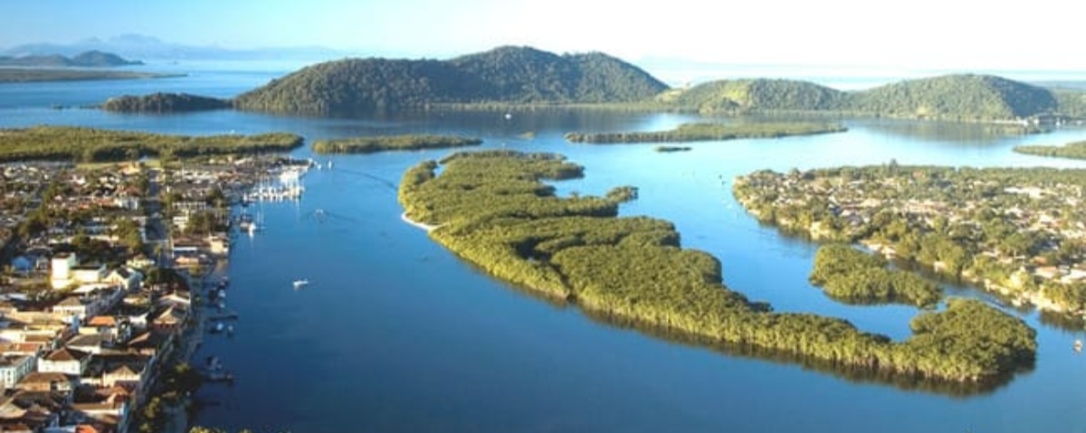 Vista aérea de Paranaguá e das ilhas da baía